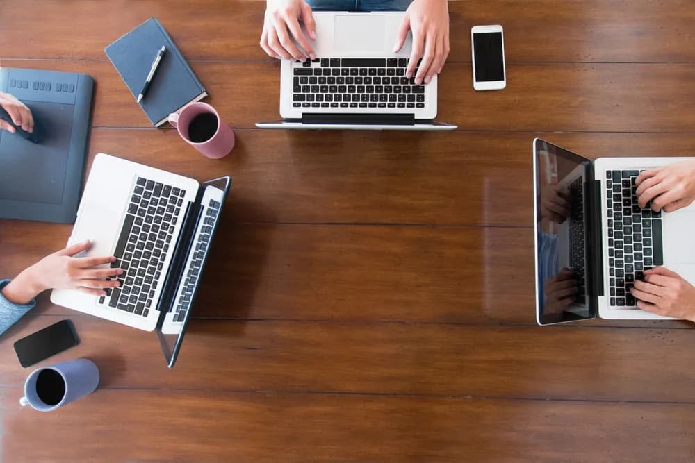 ¿Debe su empresa dar a sus empleados un teléfono de empresa?