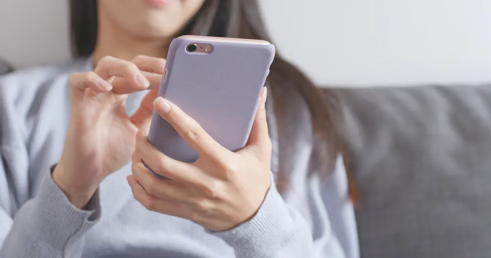 mujer usando un smartphone