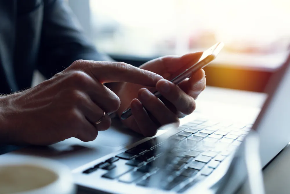 manos enviando mensajes de texto con un móvil