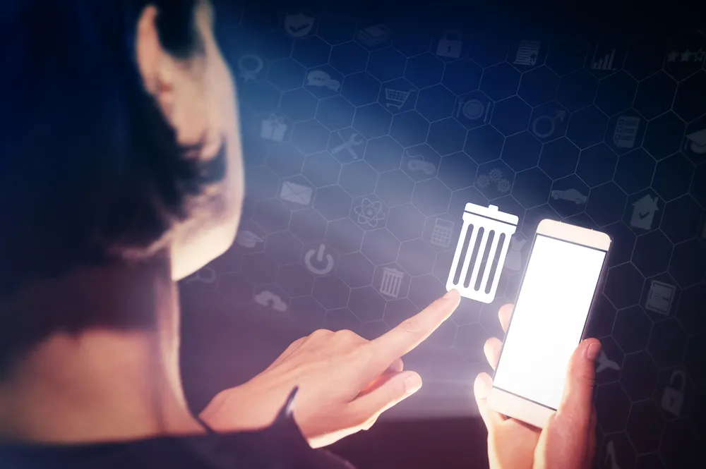 Persona que borra elementos de un teléfono móvil