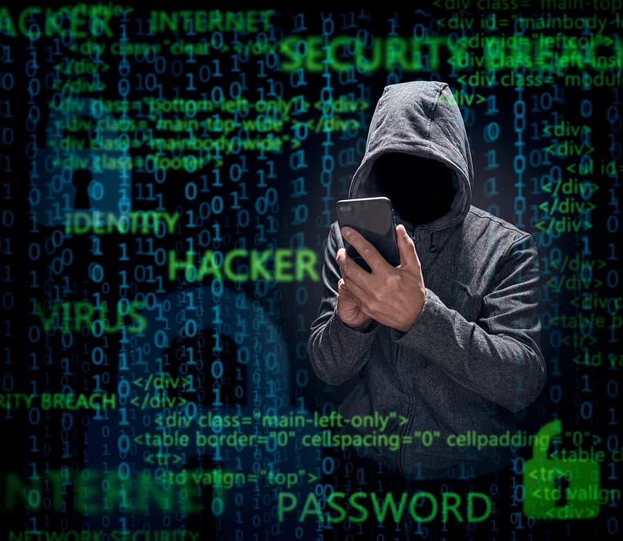 una persona que lleva una sudadera con la capucha puesta, sostiene un teléfono móvil y está rodeada de frases relacionadas con la programación