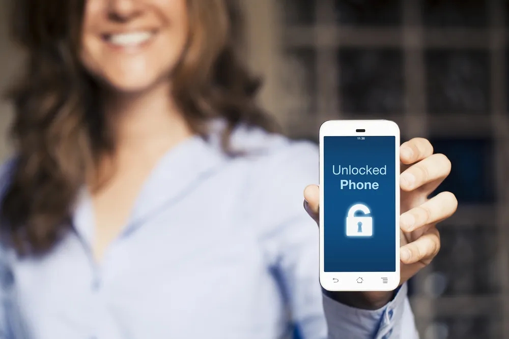 mujeres con un teléfono móvil desbloqueado en la mano