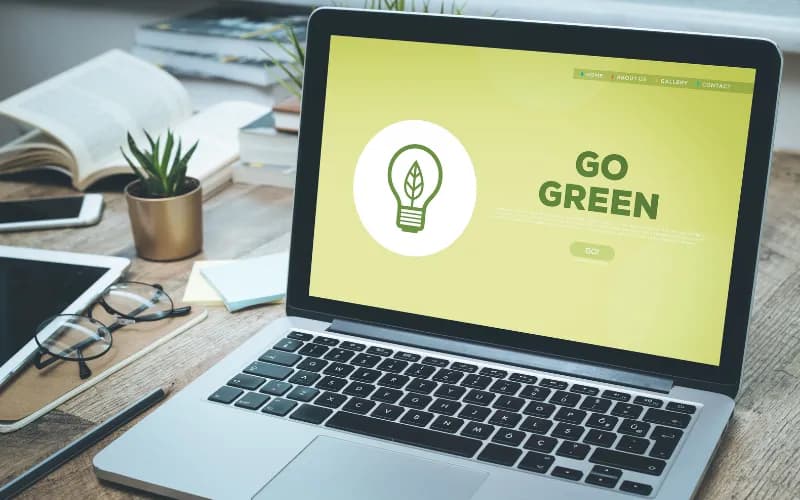 Portátil con una pantalla en la que se lee «Go Green»
