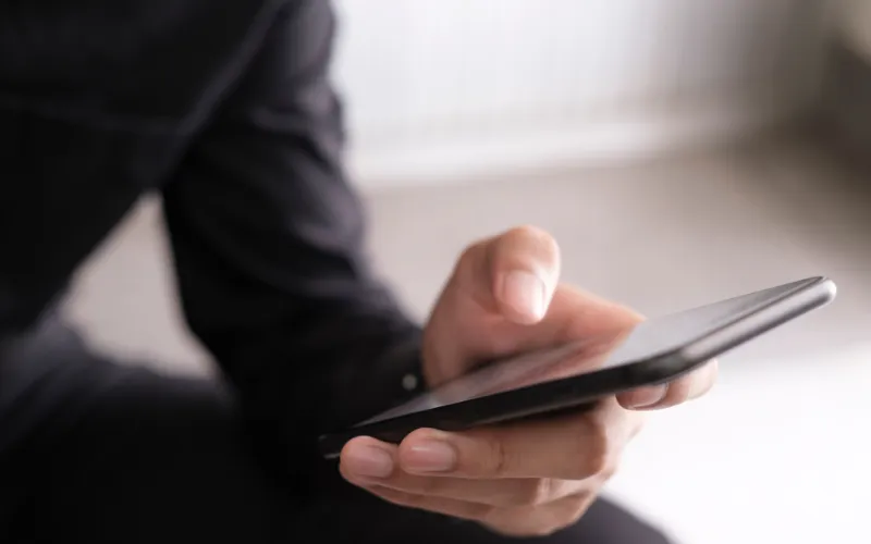 persona que utiliza un teléfono Google Pixel de segunda mano