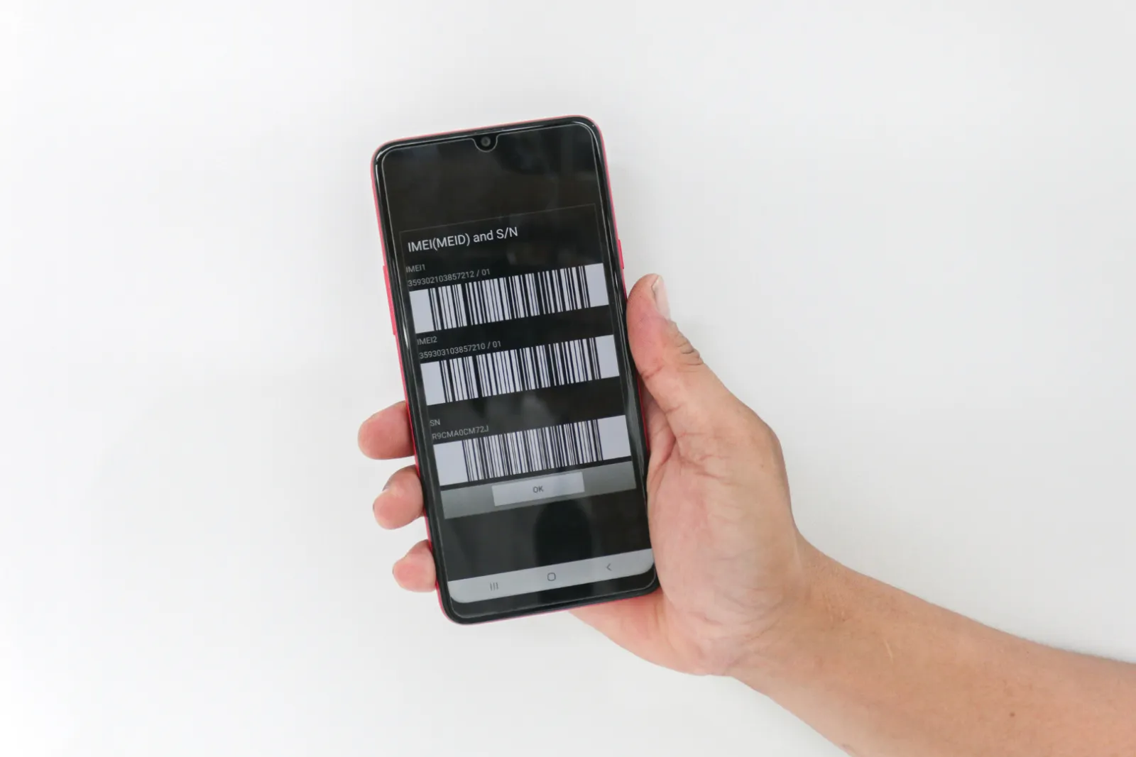 Teléfono en el que se muestran los números IMEI