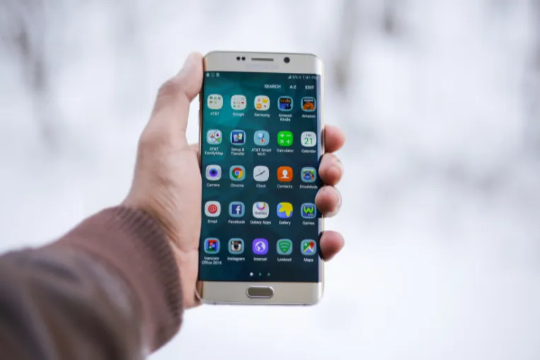 Mano que sostiene un teléfono Android