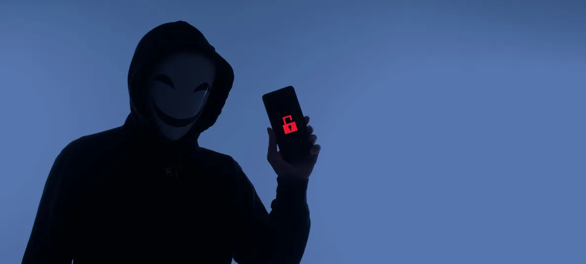 Un hacker con un teléfono en la mano