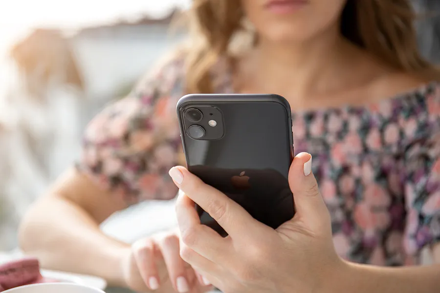 Mujer con un iPhone 11 en la mano
