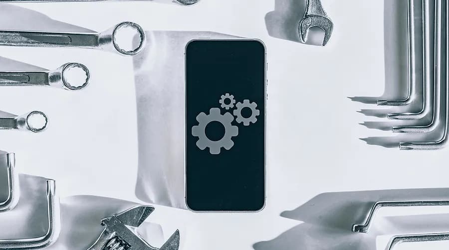Imagen de un teléfono móvil con herramientas