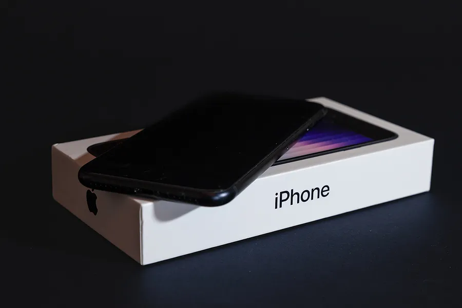 Un iPhone sobre su caja