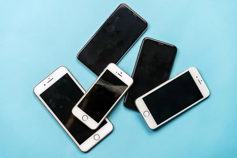 Iphones antiguos sobre un fondo azul
