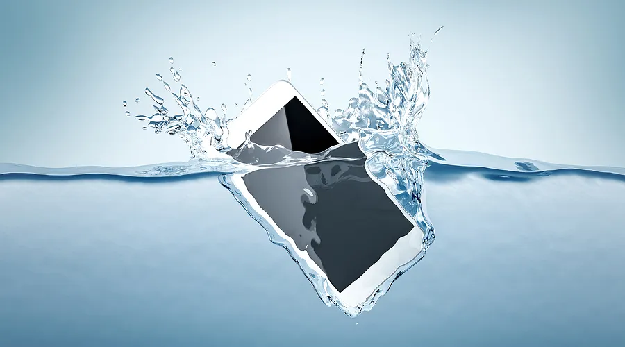 Teléfono móvil sumergido en agua.