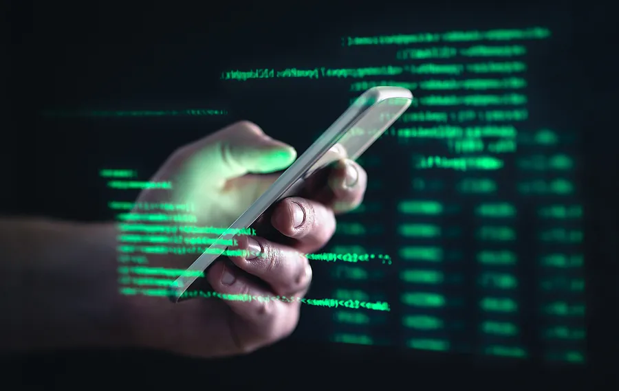 ¿Cómo puedo eliminar a un hacker de mi móvil?