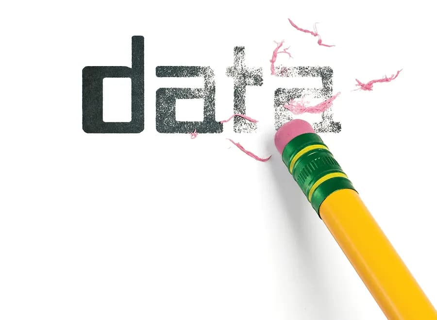 Un lápiz borra la palabra «datos».