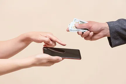 Cambiar un teléfono móvil por dinero.