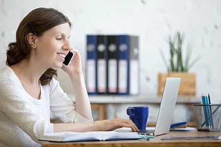Mujer hablando por el móvil