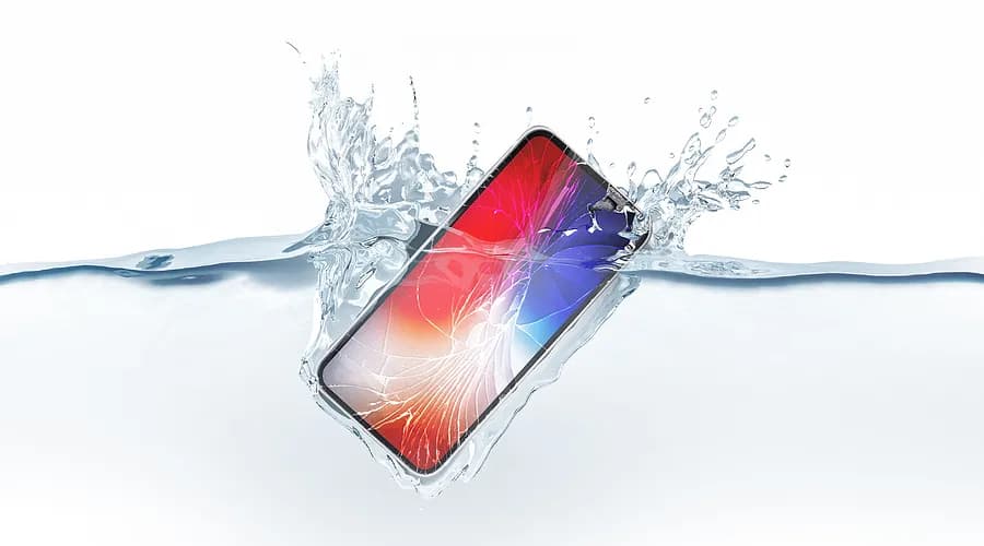 Teléfono medio sumergido en agua