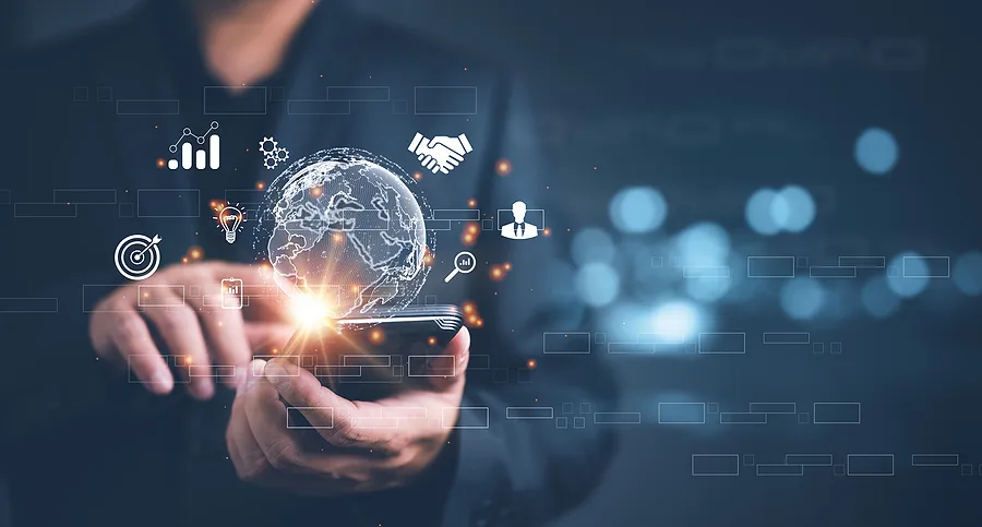 Un empresario utilizando un smartphone con iconos digitales que representan datos, seguridad y conectividad global.