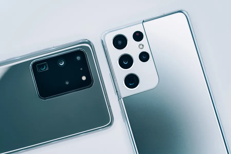 Dos smartphones Samsung Galaxy colocados boca abajo, en los que se aprecian los módulos de la cámara trasera y las diferencias de diseño a la hora de cambiar a un nuevo modelo Galaxy en 2026.
